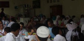 kegiatan_makan_siang_3_20141008_2051141131