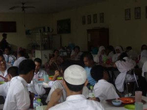 kegiatan_makan_siang_3_20141008_2051141131